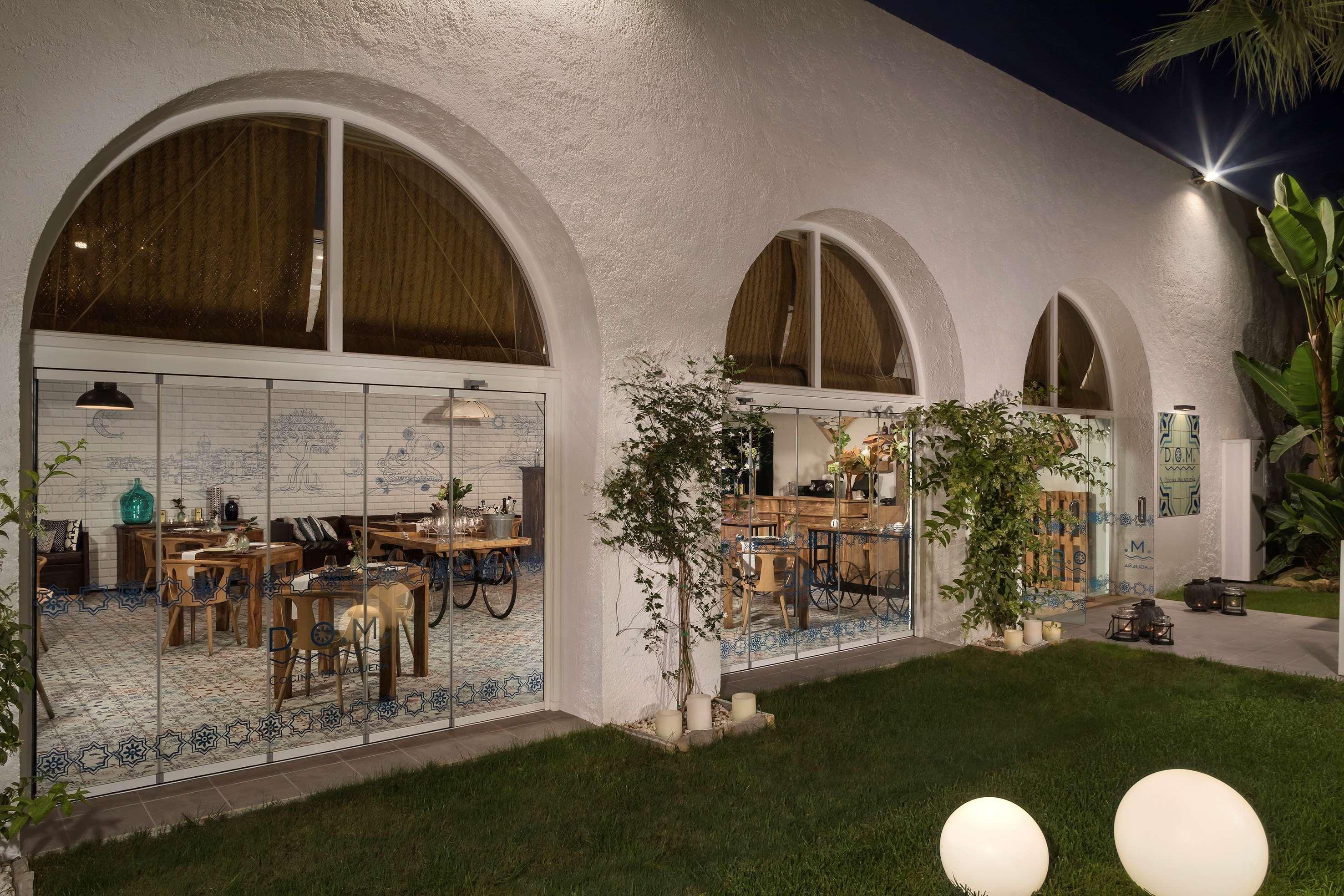 Hotel Me Marbella Exteriér fotografie The restaurant at night