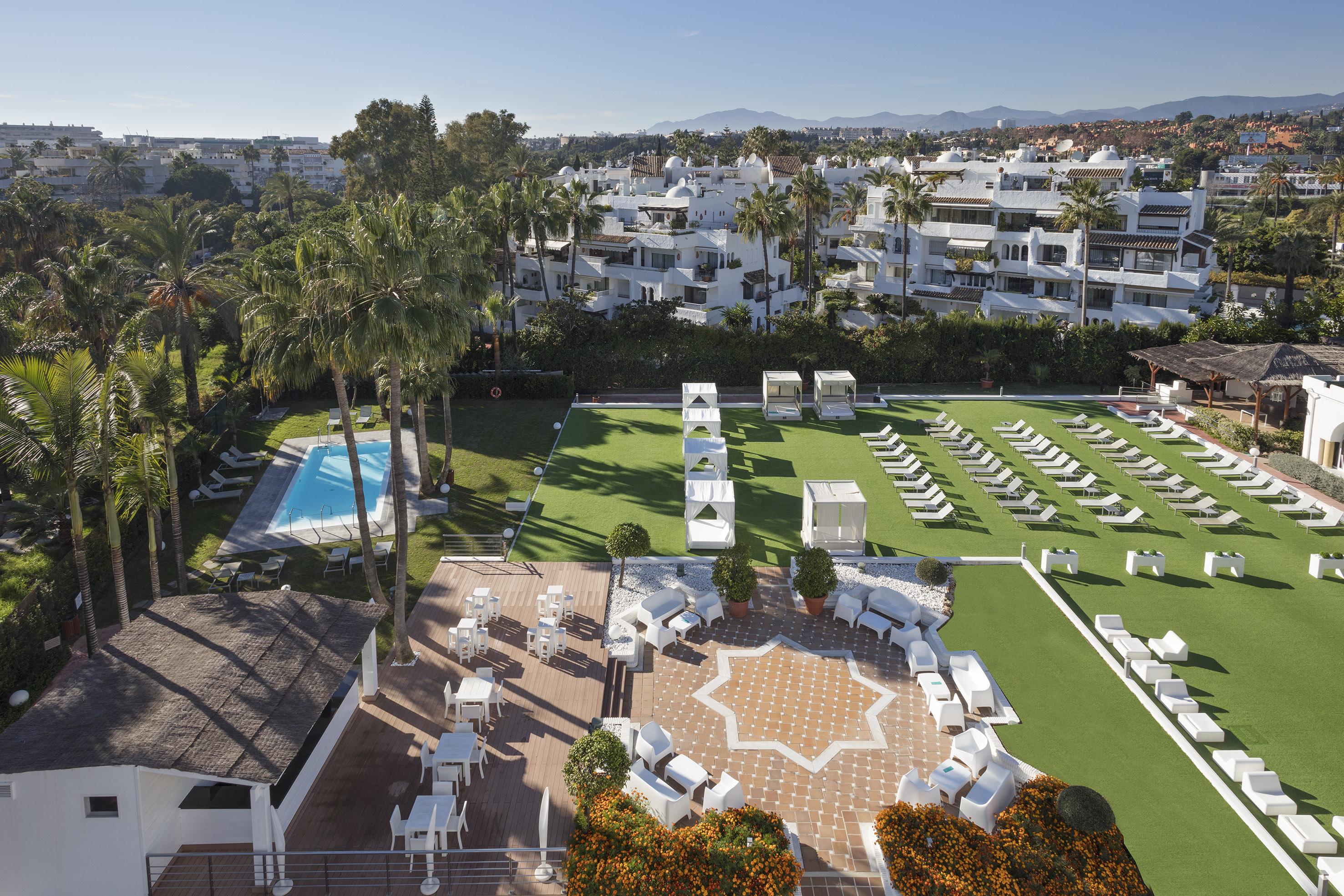 Hotel Me Marbella Exteriér fotografie Aerial view of the hotel
