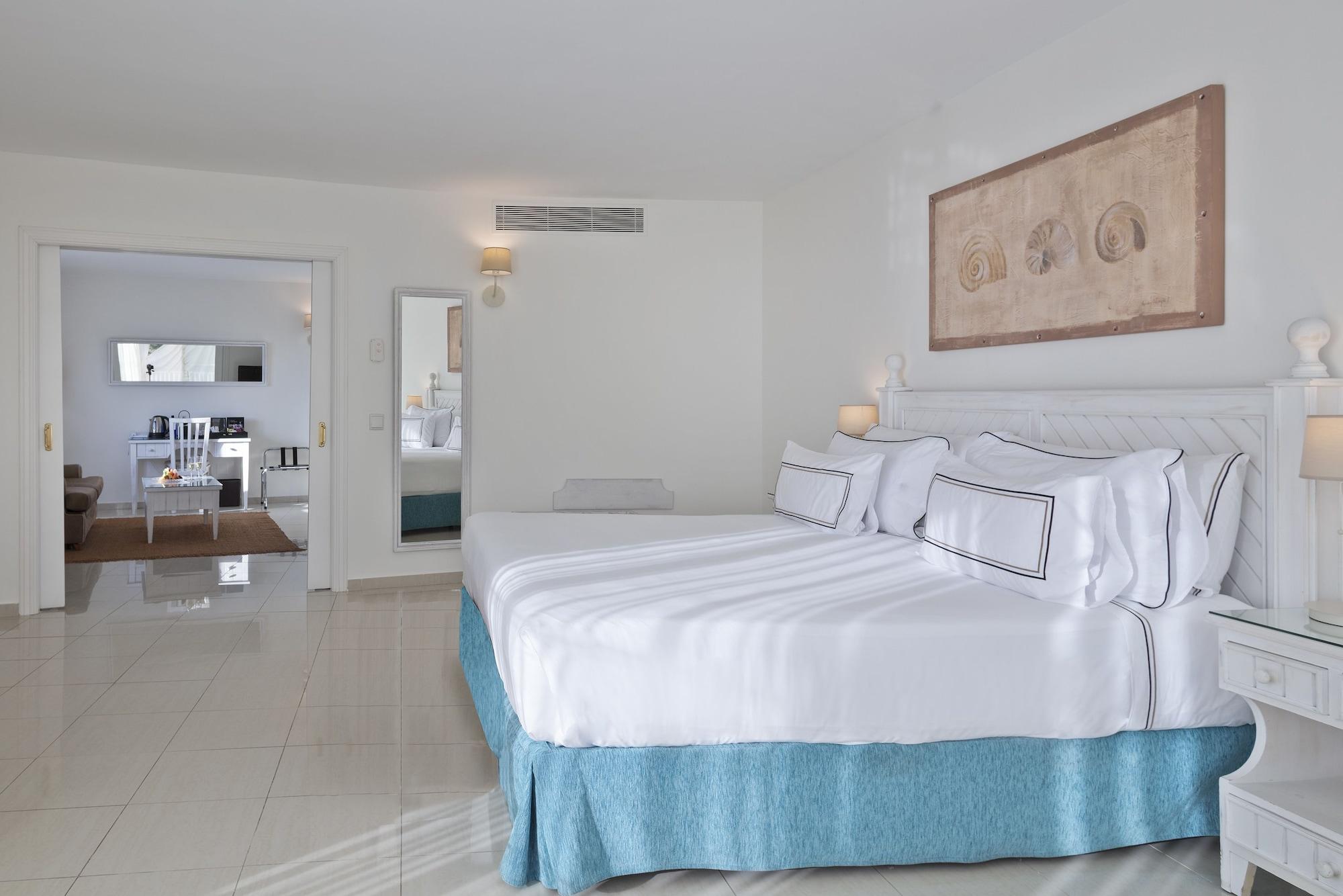 Hotel Me Marbella Exteriér fotografie A bedroom at the hotel