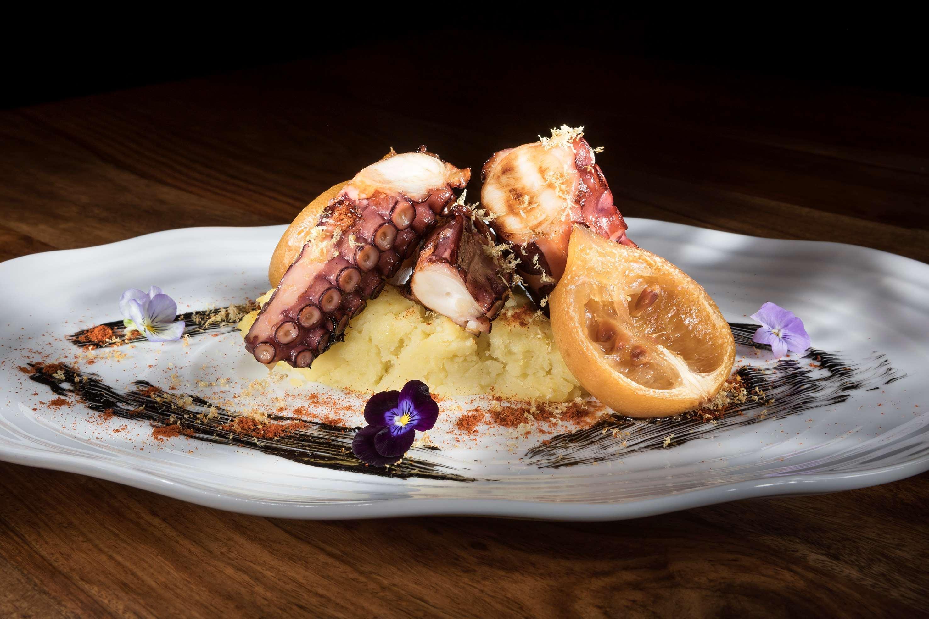 Hotel Me Marbella Exteriér fotografie Octopus with mashed potatoes