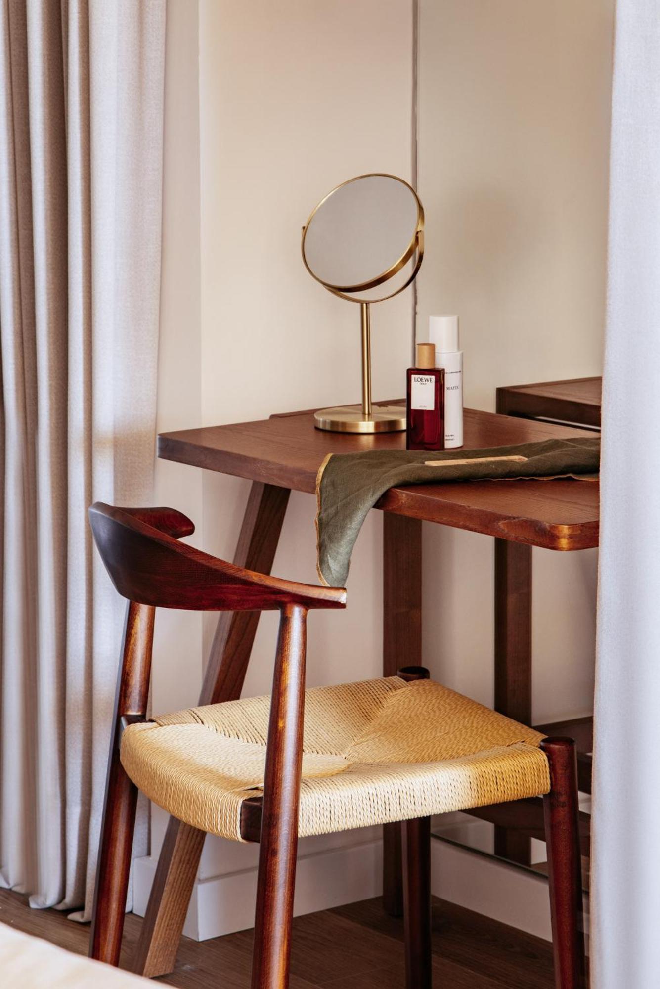 Hotel Me Marbella Exteriér fotografie A dressing table