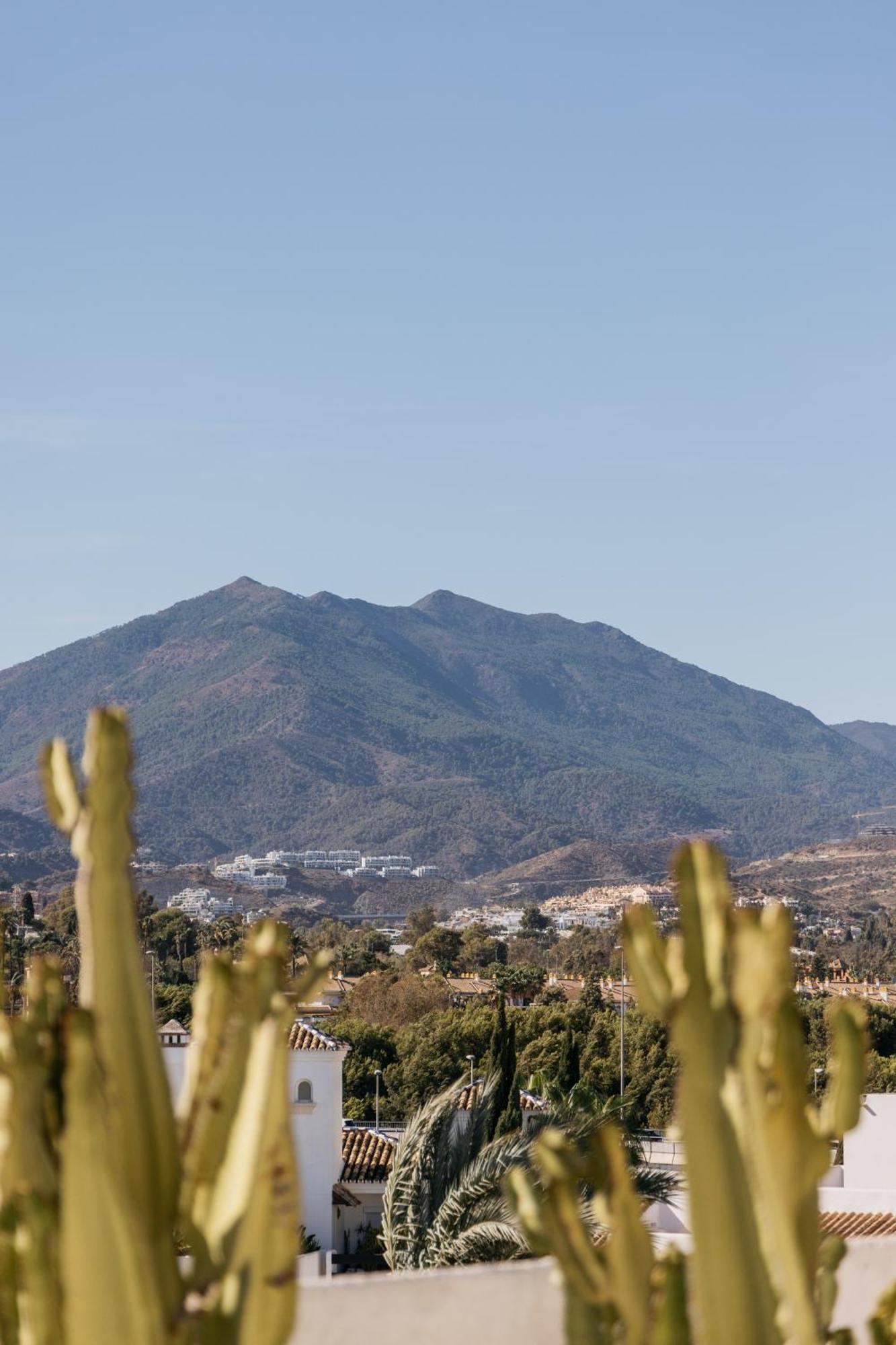 Hotel Me Marbella Exteriér fotografie Four Peaks